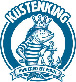 Blau-weißes KÜSTENKING-Logo mit einem gekrönten Fischmaskottchen, das einen Dreizack hält, und einem Banner mit der Aufschrift „Powered by MOIN“