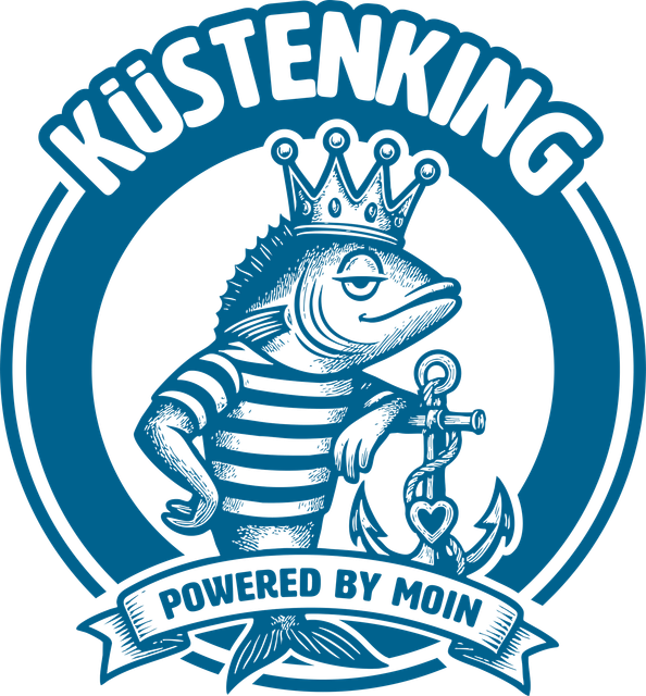 Blau-weißes KÜSTENKING-Logo mit einem gekrönten Fischmaskottchen, das einen Dreizack hält, und einem Banner mit der Aufschrift „Powered by MOIN“