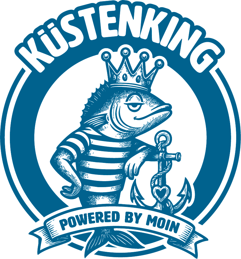 Blau-weißes KÜSTENKING-Logo mit einem gekrönten Fischmaskottchen, das einen Dreizack hält, und einem Banner mit der Aufschrift „Powered by MOIN“