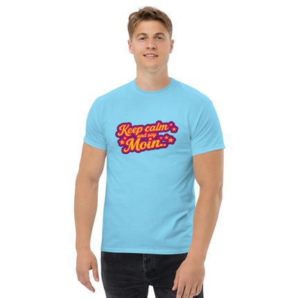 Mann in einem hellblauen T-Shirt mit dem Aufdruck „Keep calm and Motin“ auf weißem Hintergrund