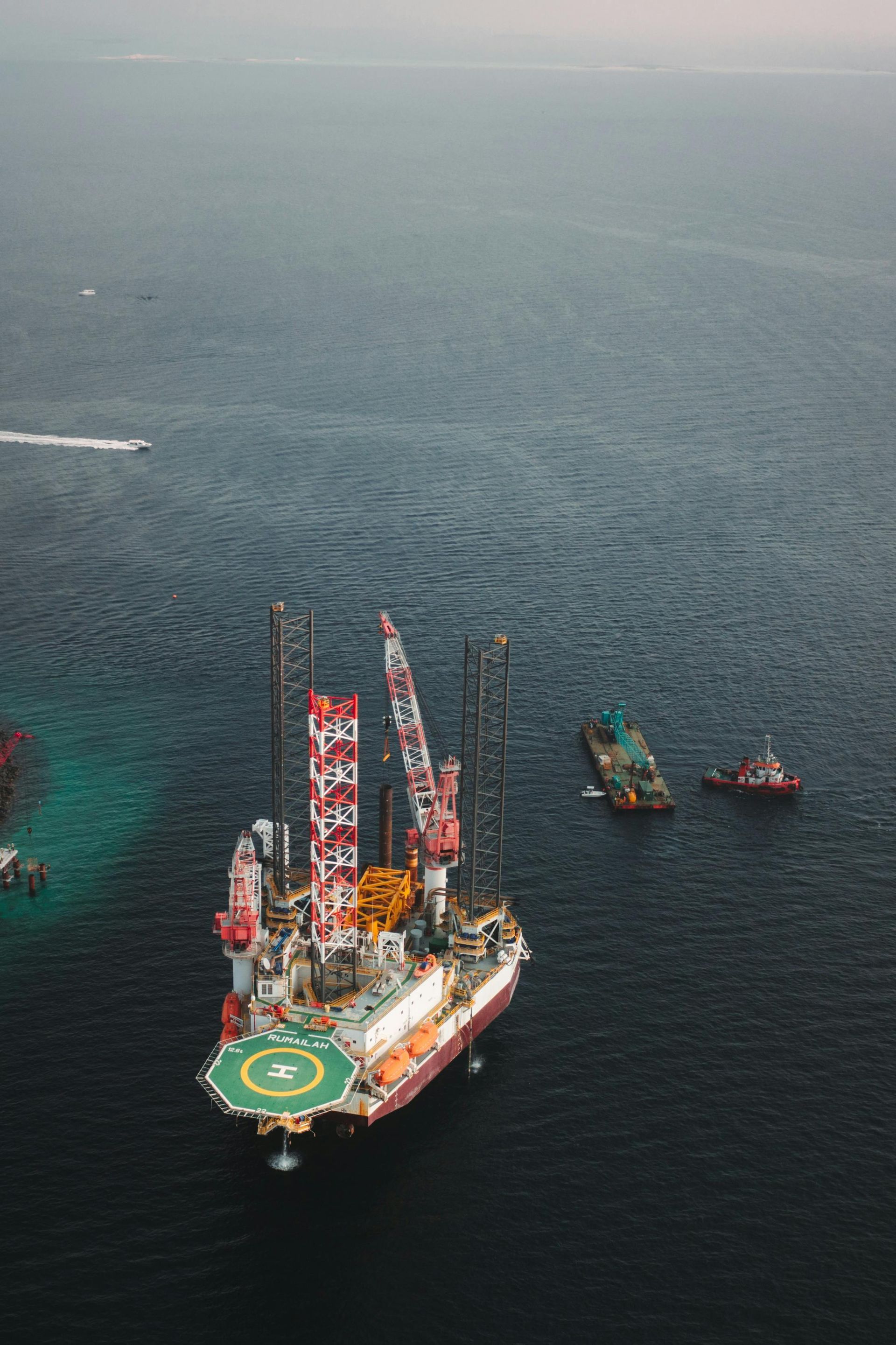 Una vista aérea de una plataforma petrolera en medio del océano.