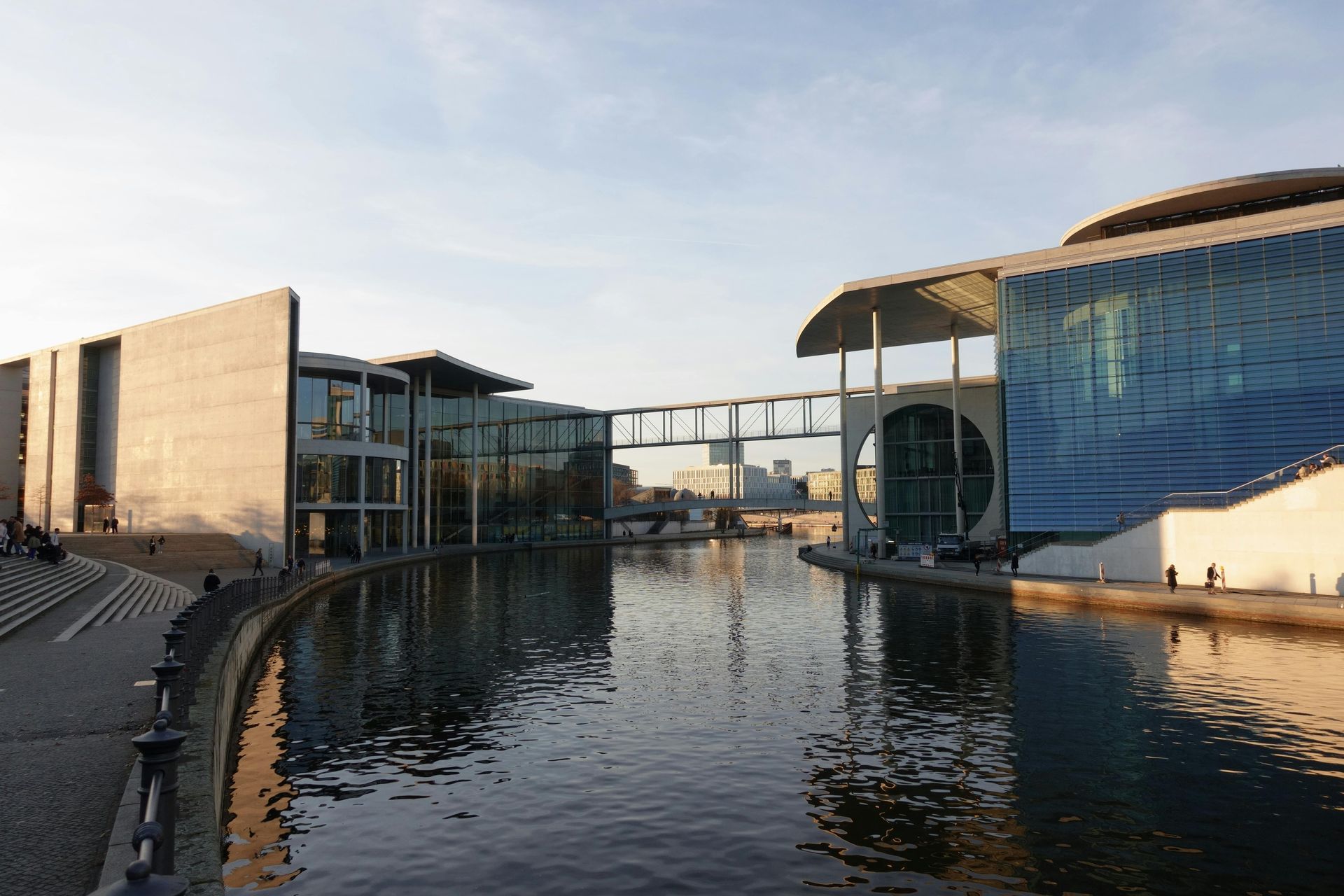 Un gran edificio con un puente sobre un cuerpo de agua