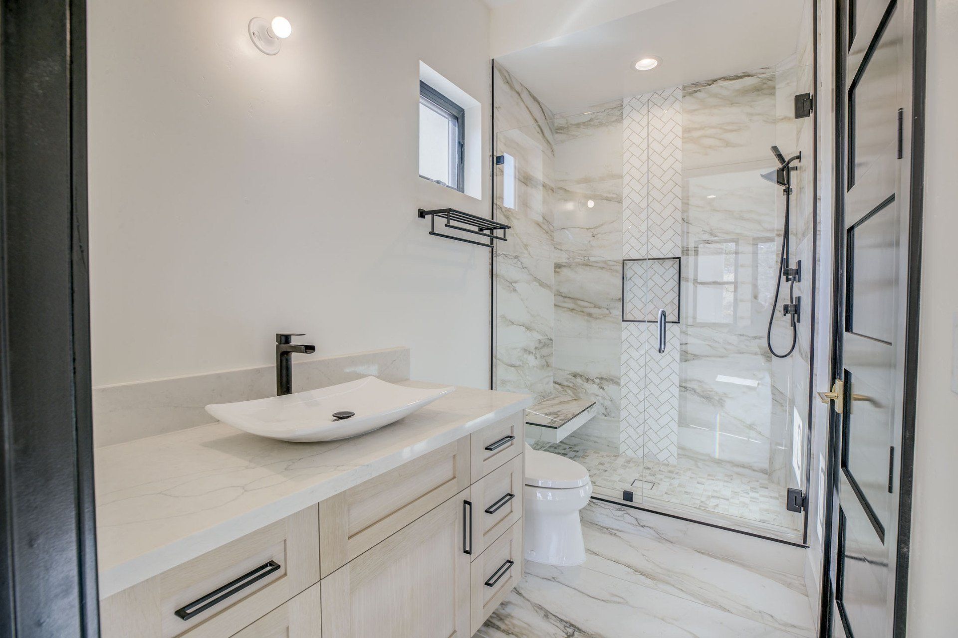 Guest room bath