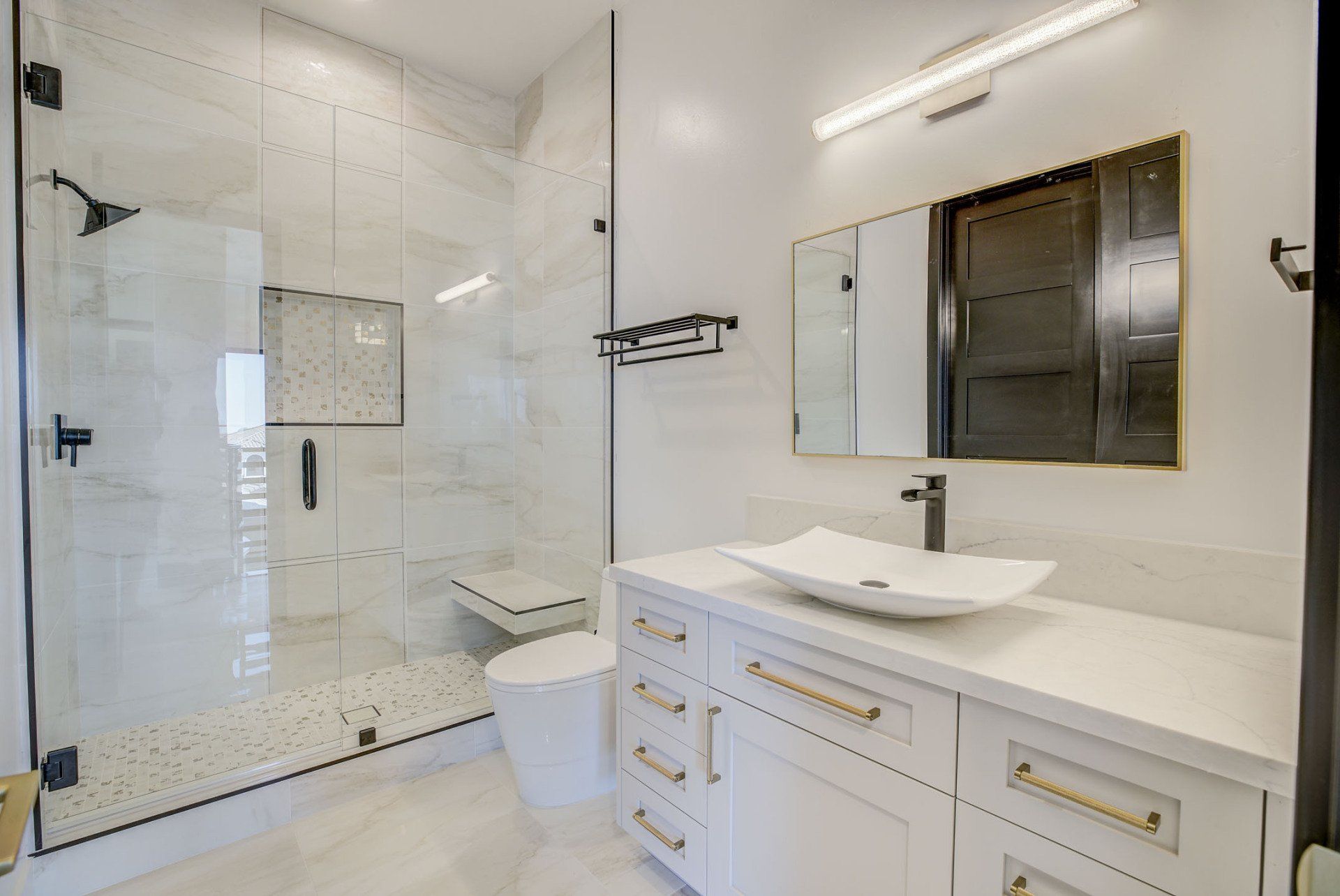 Guest room bath