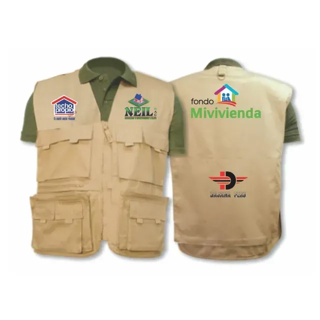 Chaleco utilitario color beige con múltiples bolsillos en la parte delantera y trasera, y logotipos de patrocinadores en el pecho y la espalda.