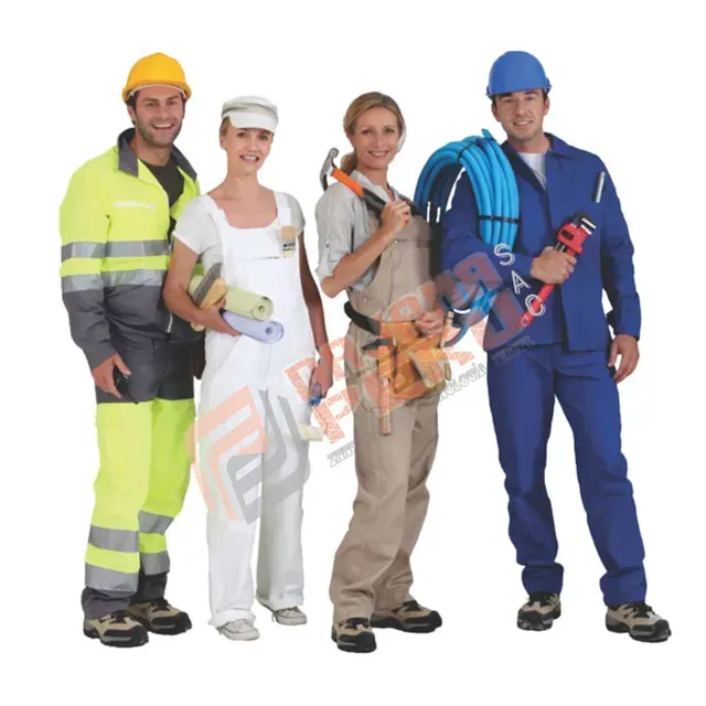 Cuatro obreros de la construcción con equipo de seguridad, de pie juntos sobre un fondo blanco.