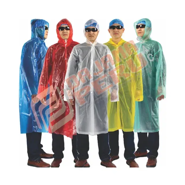 Cinco personas con coloridos ponchos de lluvia y gafas de sol de pie una al lado de la otra sobre un fondo blanco.