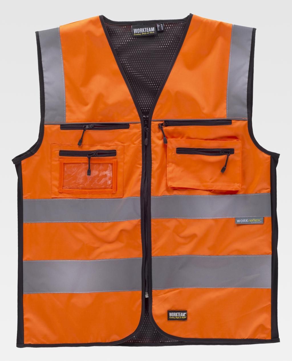Chaleco reflectante de seguridad naranja con rayas grises y bolsillos con cremallera sobre fondo blanco.