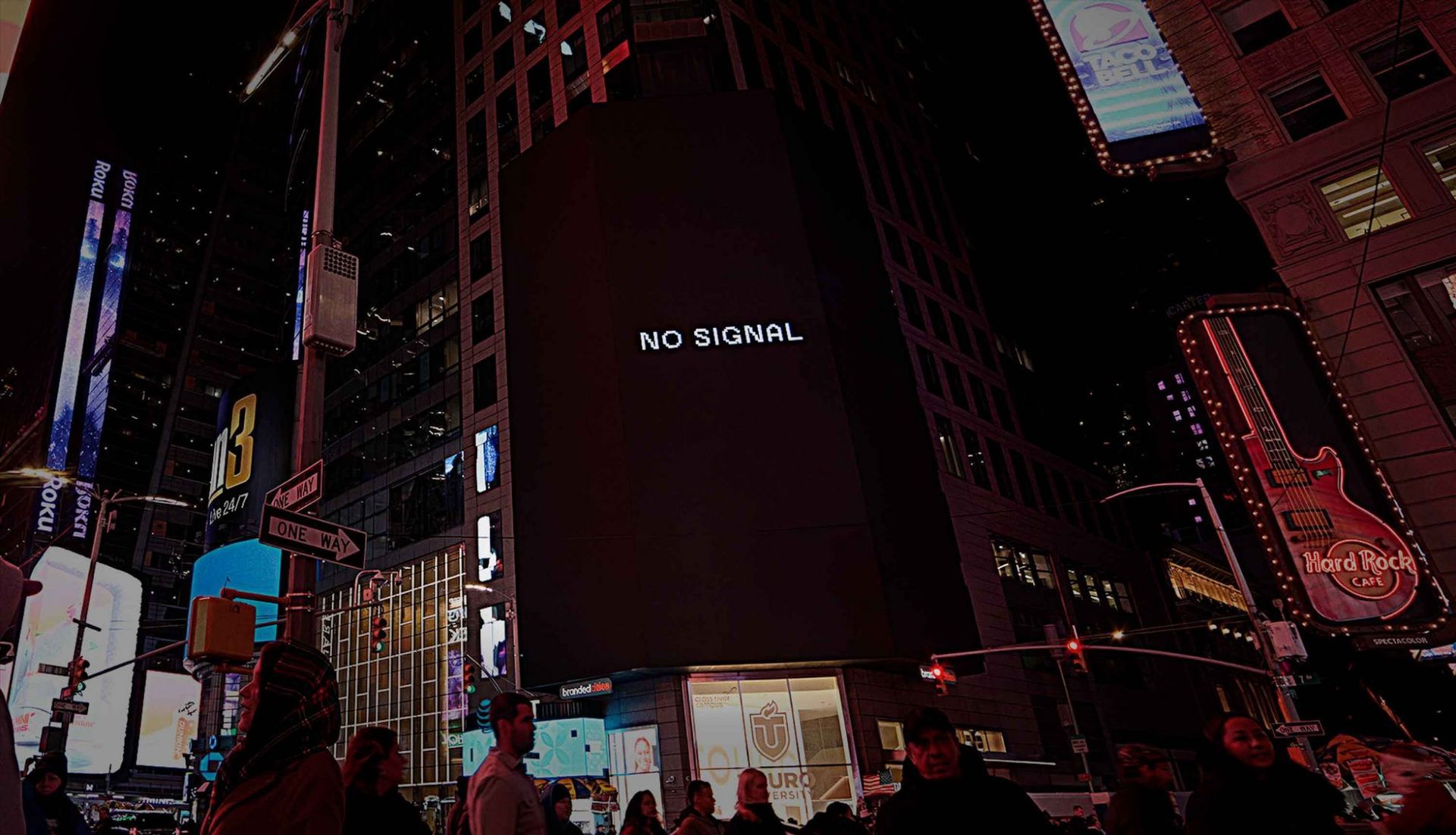 Vista noturna da Times Square, na cidade de Nova York, com um telão exibindo