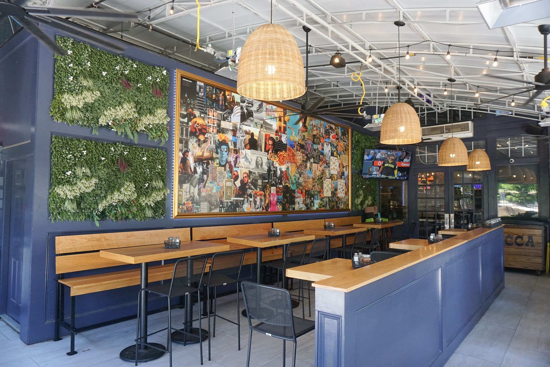 Zucca Pizzeria seating