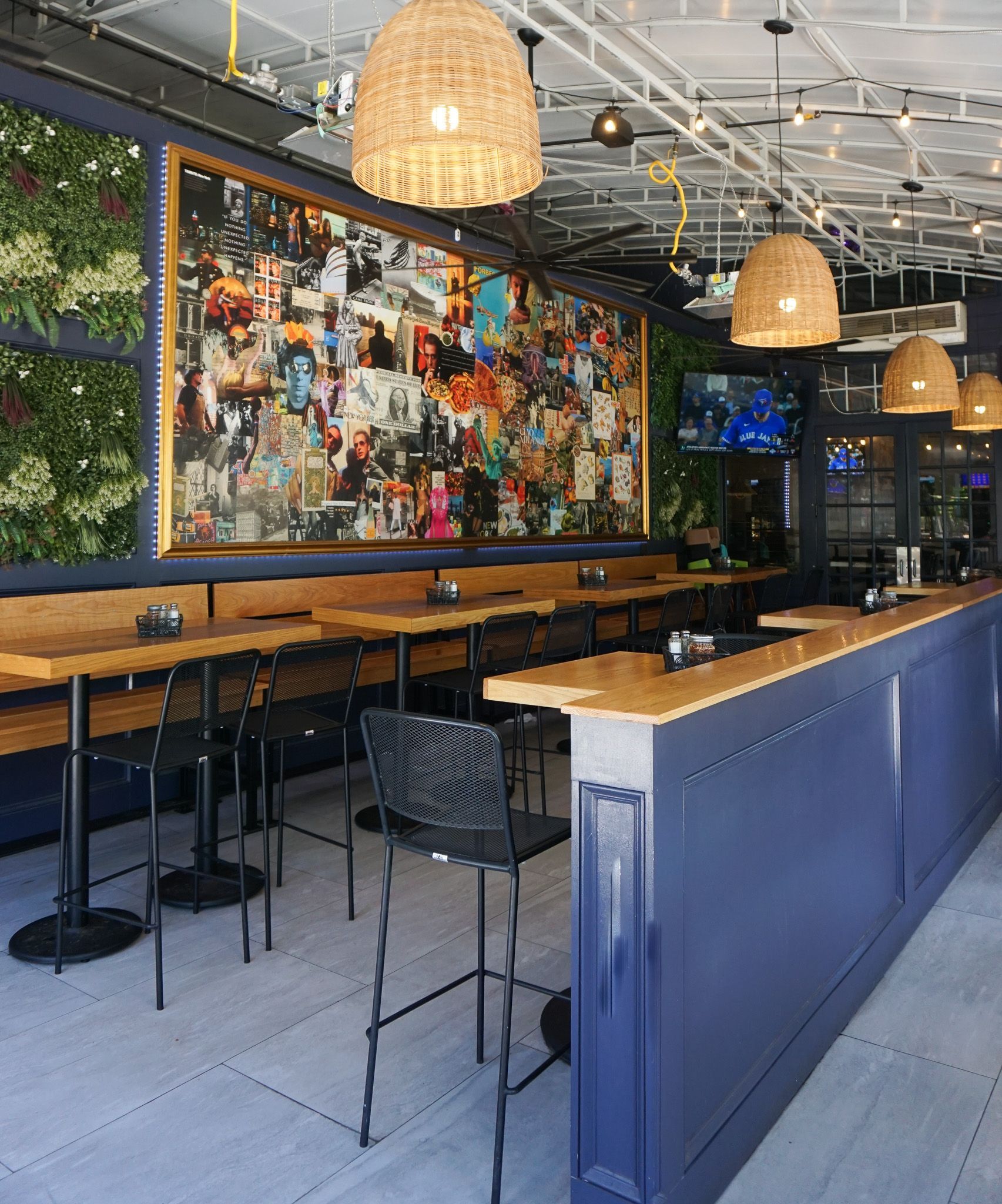 Zucca Pizzeria seating