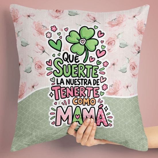 Tazas personalizadas, bolsa de tela y toallas dispuestas sobre una mesa blanca.