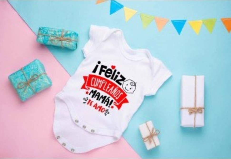 Body blanco para bebé con estampado de animales de colores, presentado en una caja de regalo personalizada.