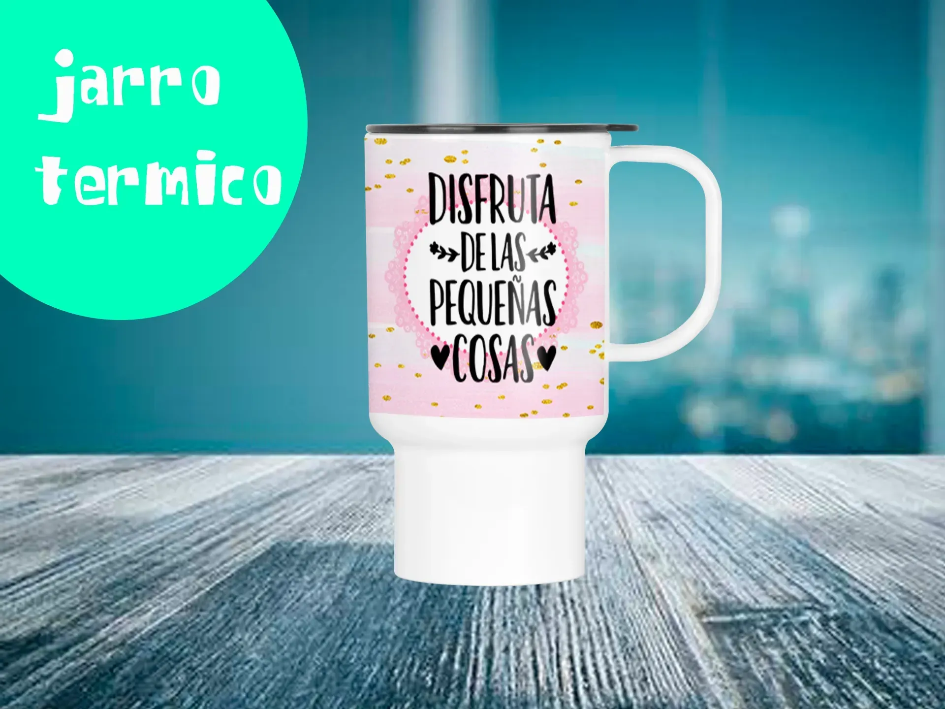Taza de cerámica con una cita en español sobre una superficie de madera azul, sobre un fondo verde azulado difuminado.