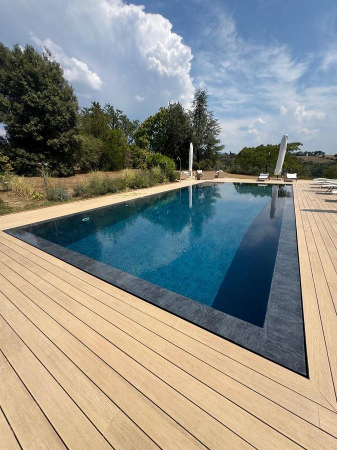 Cantiere per piscina interrata con struttura in costruzione