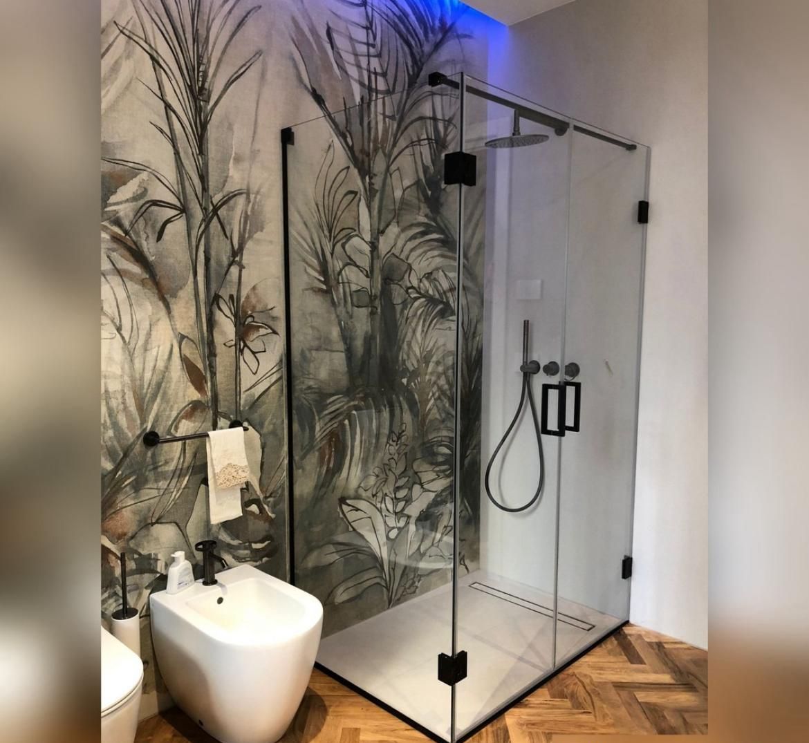 un bagno con doccia , bidet e wc .