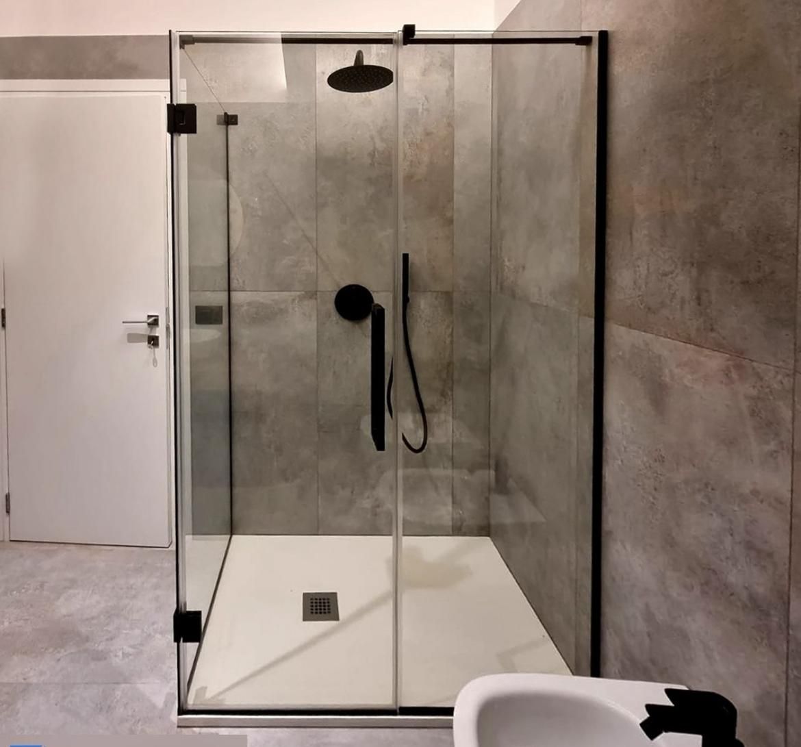 un bagno con una doccia e un lavandino