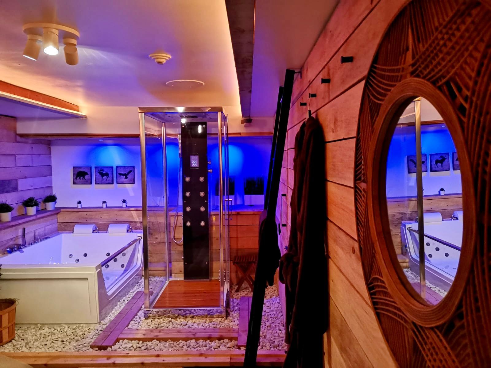 Un bain thérapeutique, une douche à jets et des boiseries naturelles composent un espace privé invitant à la détente au Spa Centrale Parc.