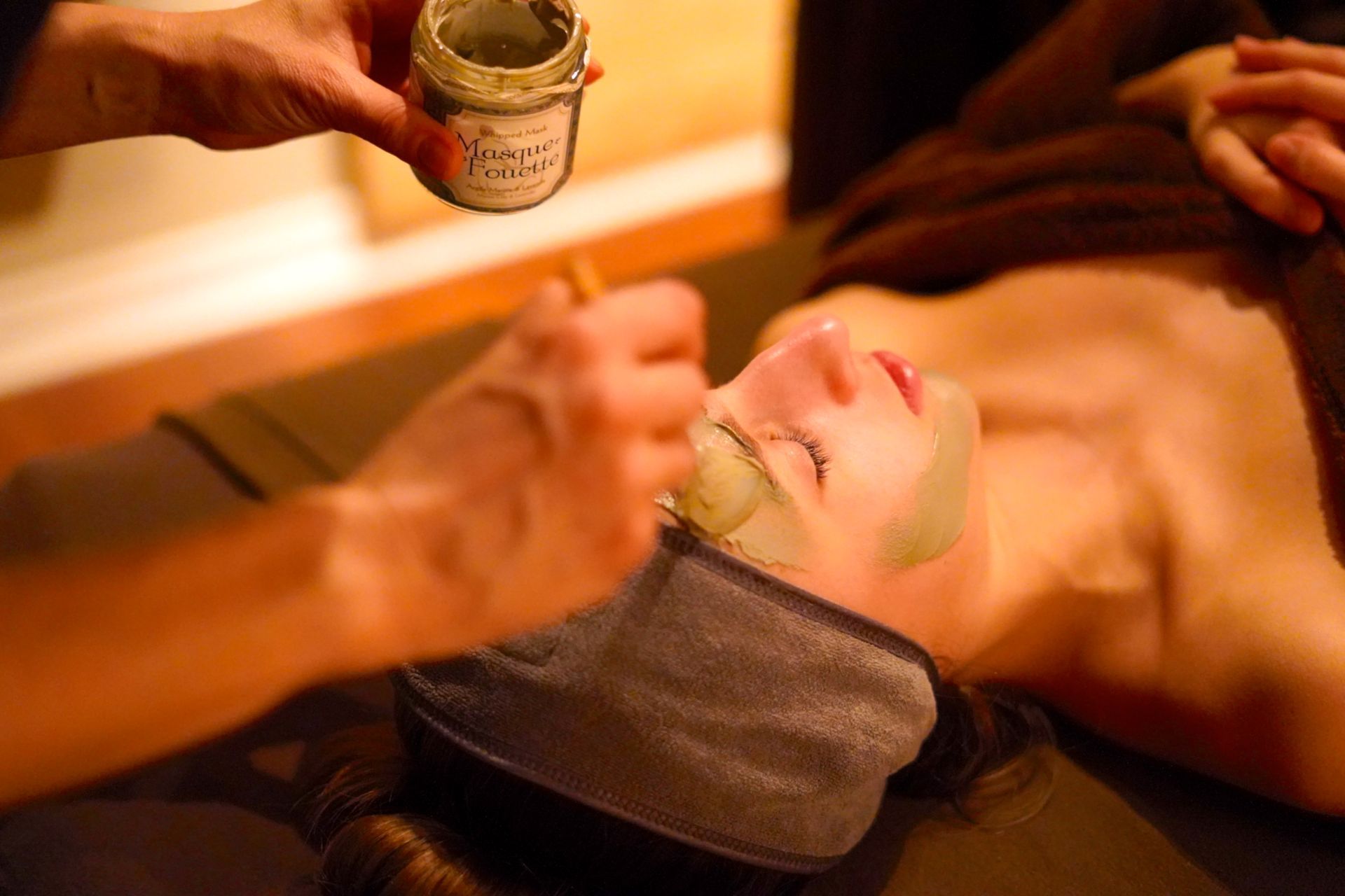 Cliente recevant un soin du visage au Spa Centrale Parc avec l'application d'un masque adapté à sa peau