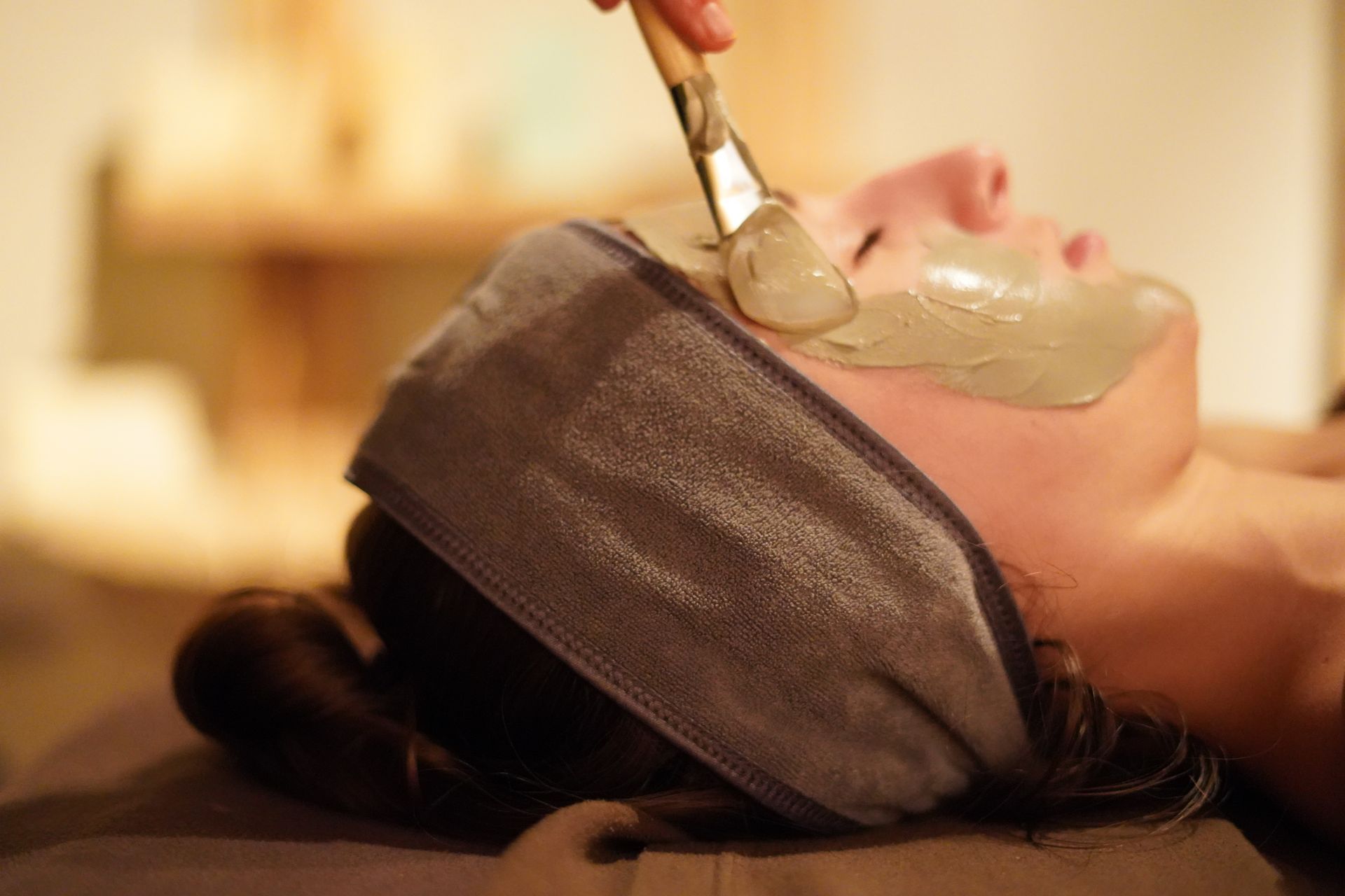 Cliente recevant un soin du visage au Spa Centrale Parc avec l'application d'un masque adapté à sa peau.