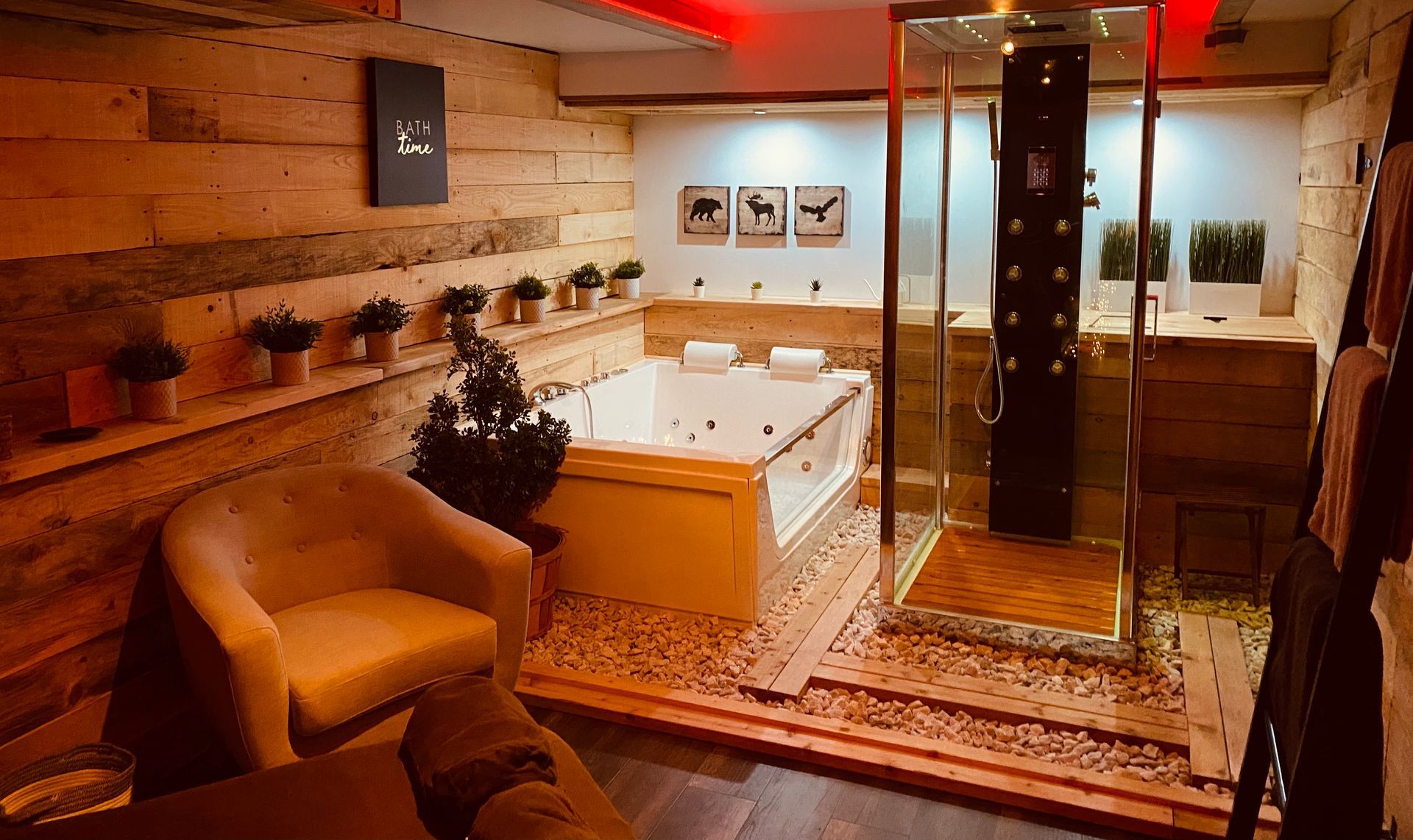 Salle de soins multifonction du Spa Centrale Parc avec bain thérapeutique, douche à jets et table de traitement.