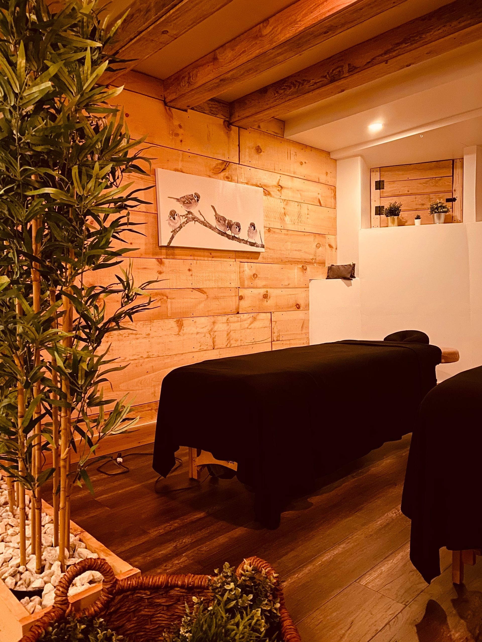 Salle de soins du Spa Centrale Parc avec deux tables de traitement dans une ambiance douce et naturelle.