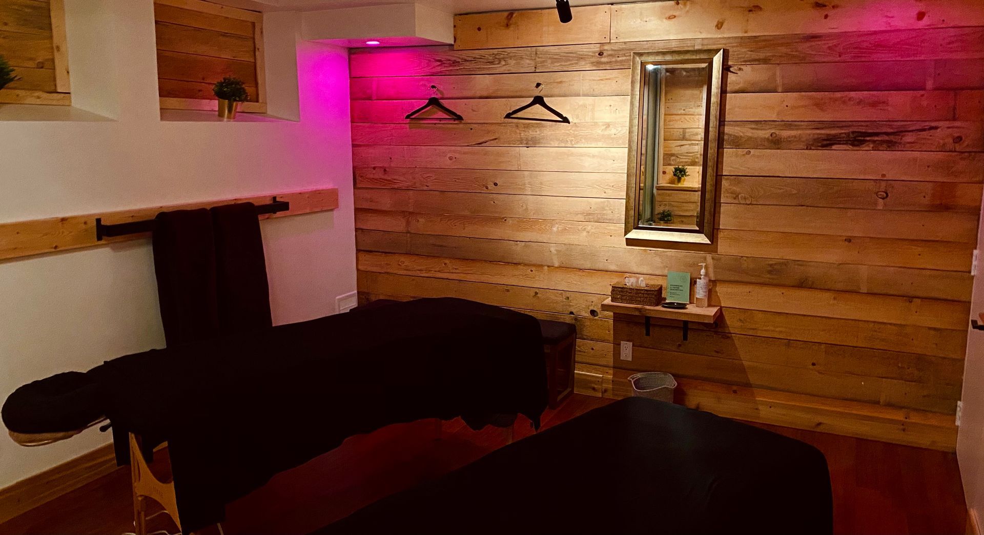 Salle de soins du Spa Centrale Parc avec deux tables de traitement et un éclairage tamisé favorisant la détente.