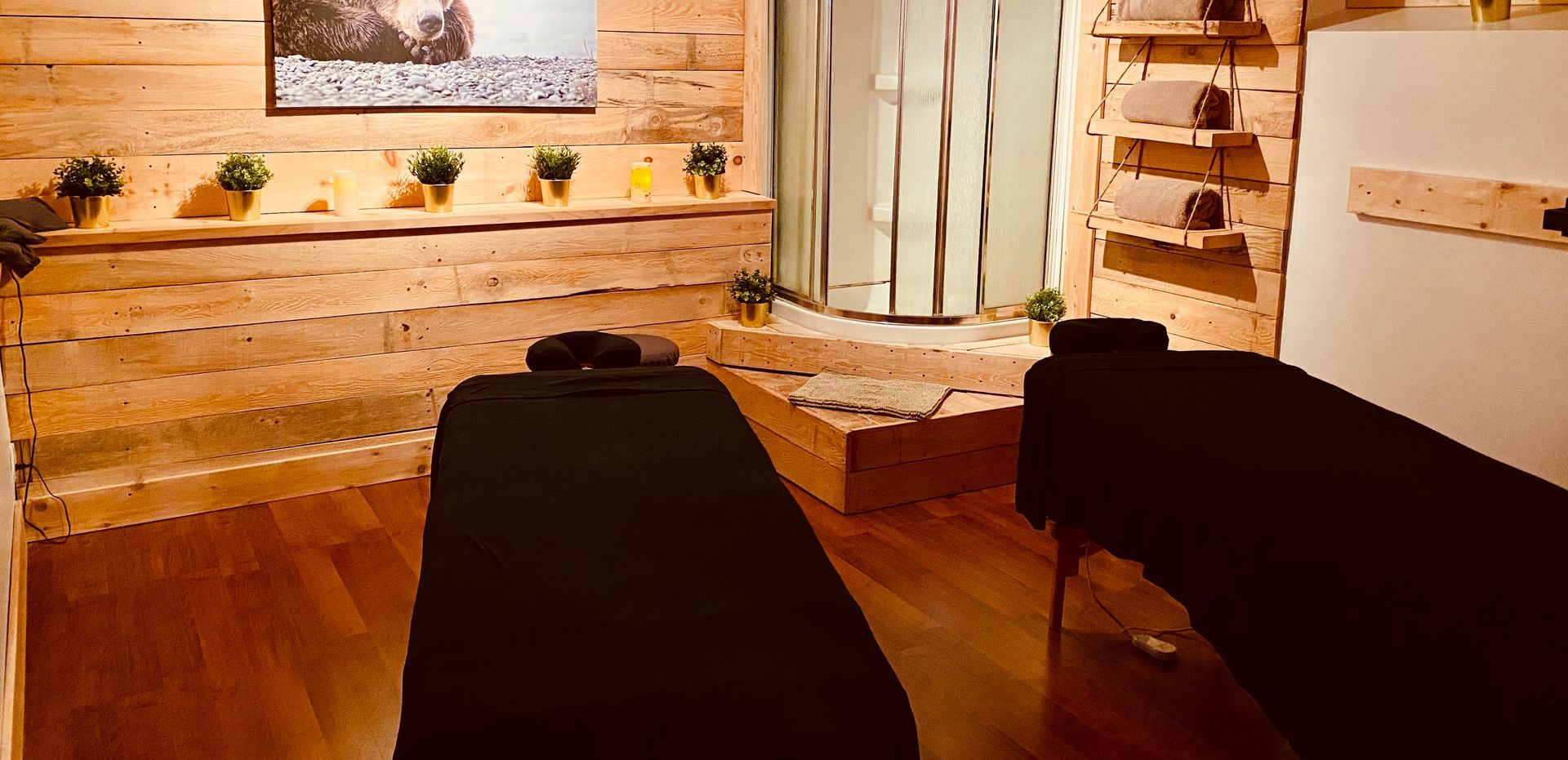 Salle de soins du Spa Centrale Parc avec deux tables de traitement et une douche pour les soins de bien-être