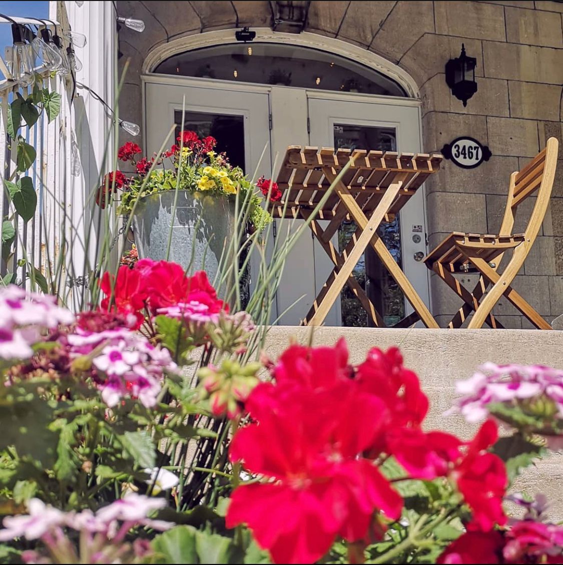 Entrée du Spa Centrale Parc sur le Plateau Mont-Royal, aménagée avec une terrasse fleurie pour accueillir les visiteurs.