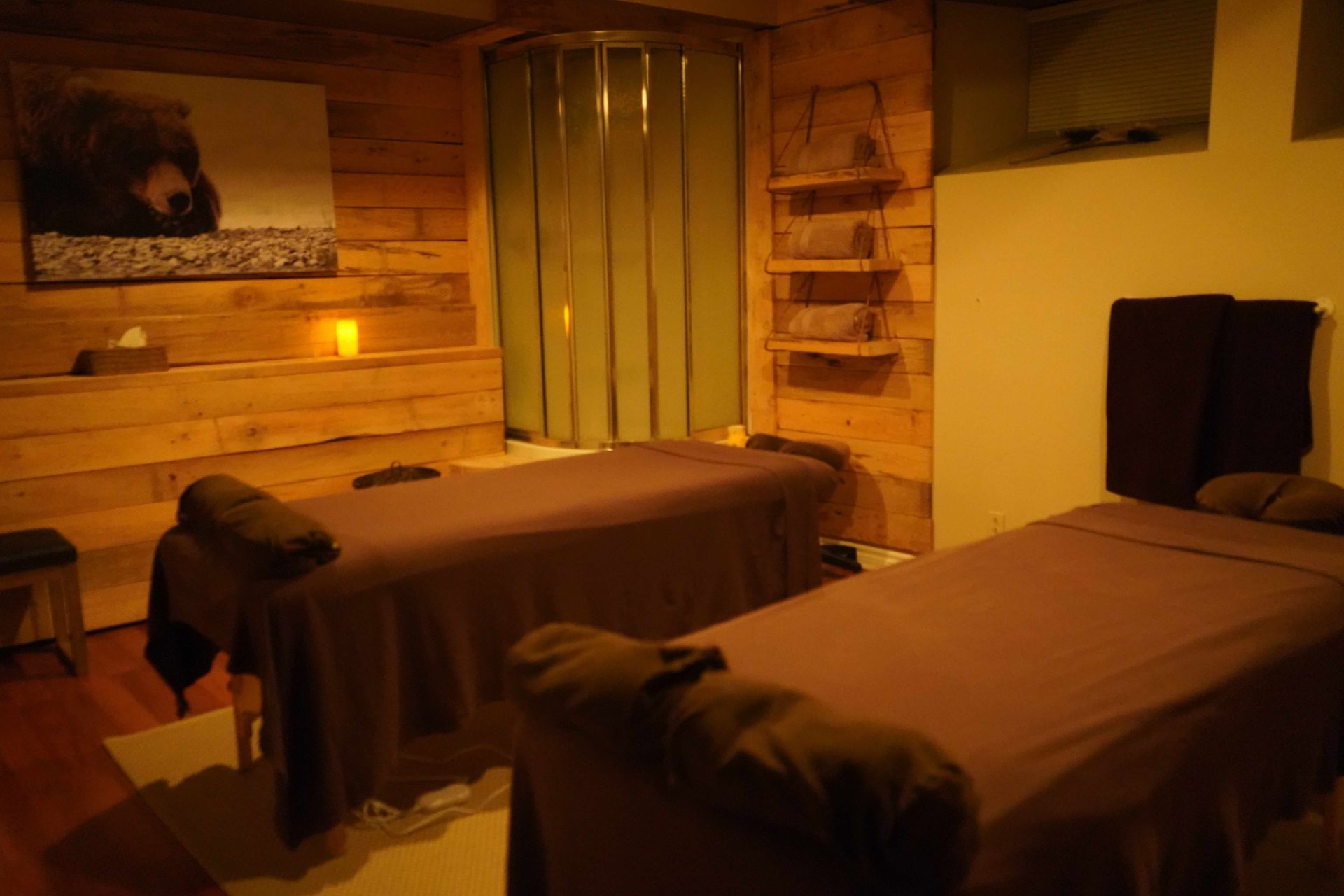 Salle de massothérapie du Spa Centrale Parc avec deux tables de massage pour les soins en duo.