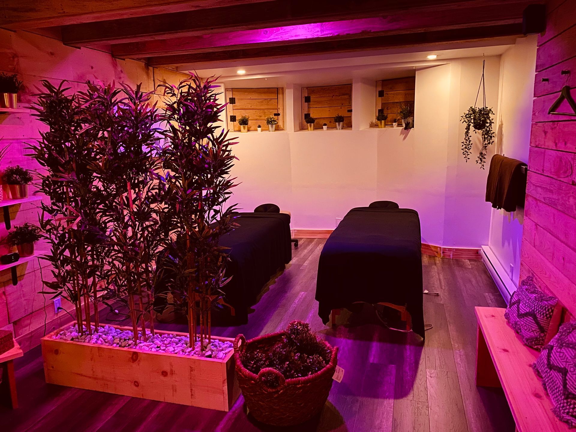 Salle de massothérapie du Spa Centrale Parc avec deux tables de massage dans une ambiance chaleureuse à Montréal.