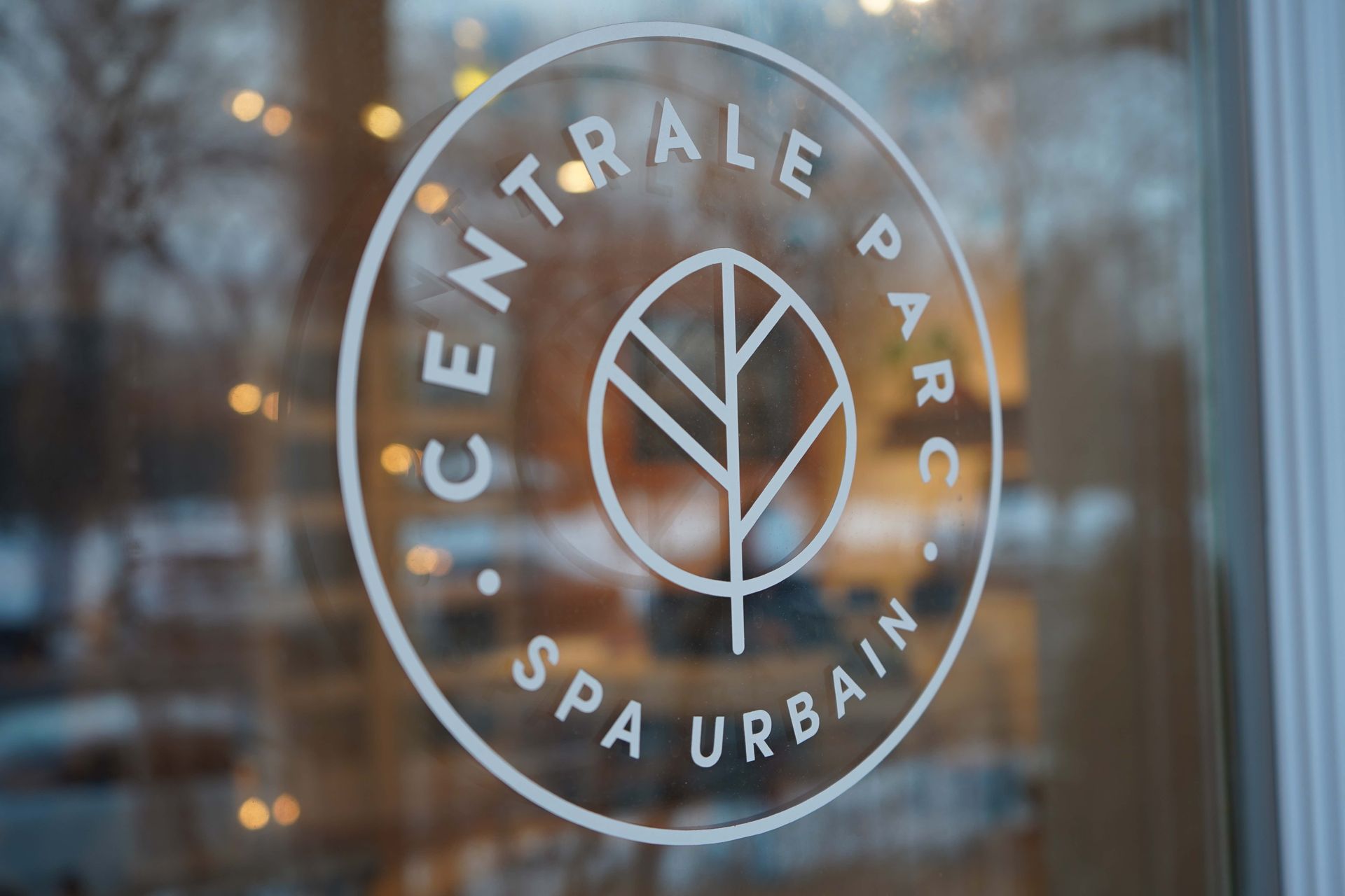 Logo du Spa Centrale Parc sur la porte d'entrée du centre de massothérapie et de bien-être à Montréal.