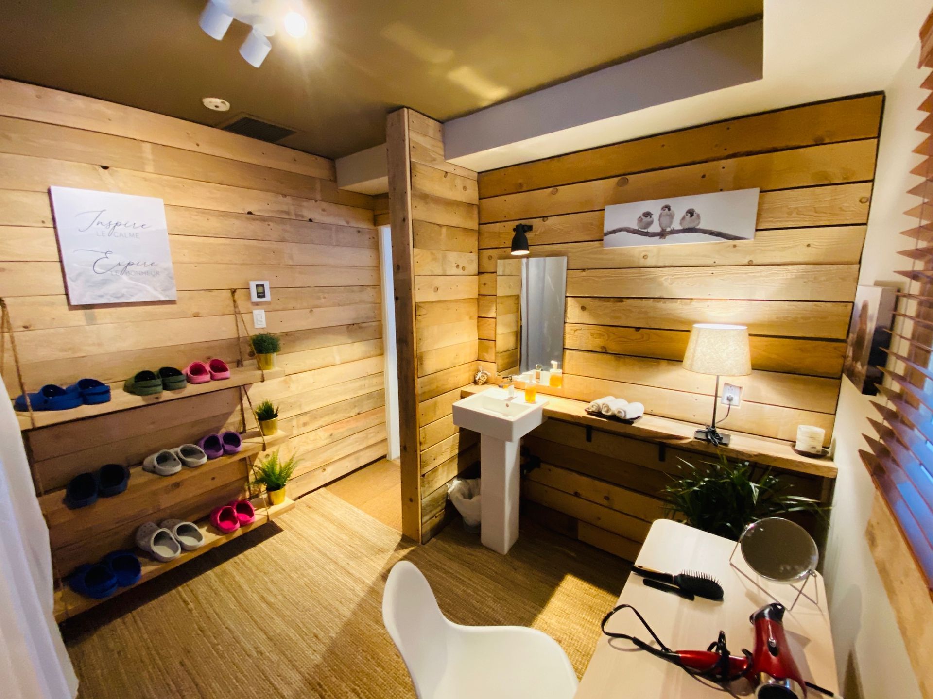 Espace d'accueil et de préparation du Spa Centrale Parc avec vestiaire, pantoufles, coiffeuse et lavabo pour les soins.