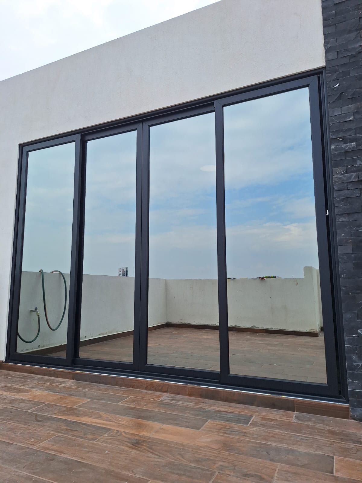 Barandal de cristal templado en terraza residencial