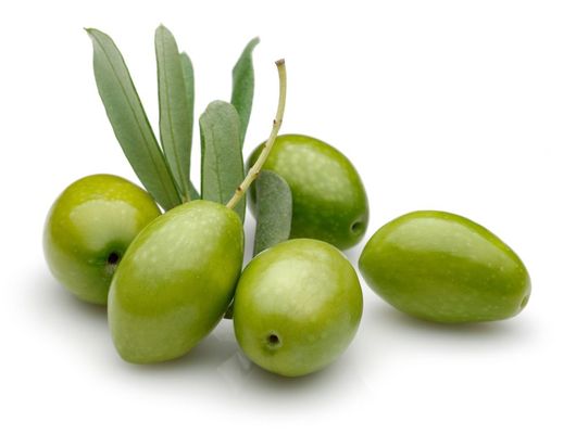 Olive verdi con foglie su sfondo bianco