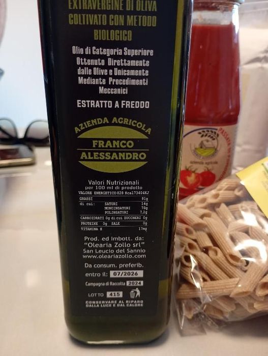 Bottiglia di succo verde con l'etichetta 