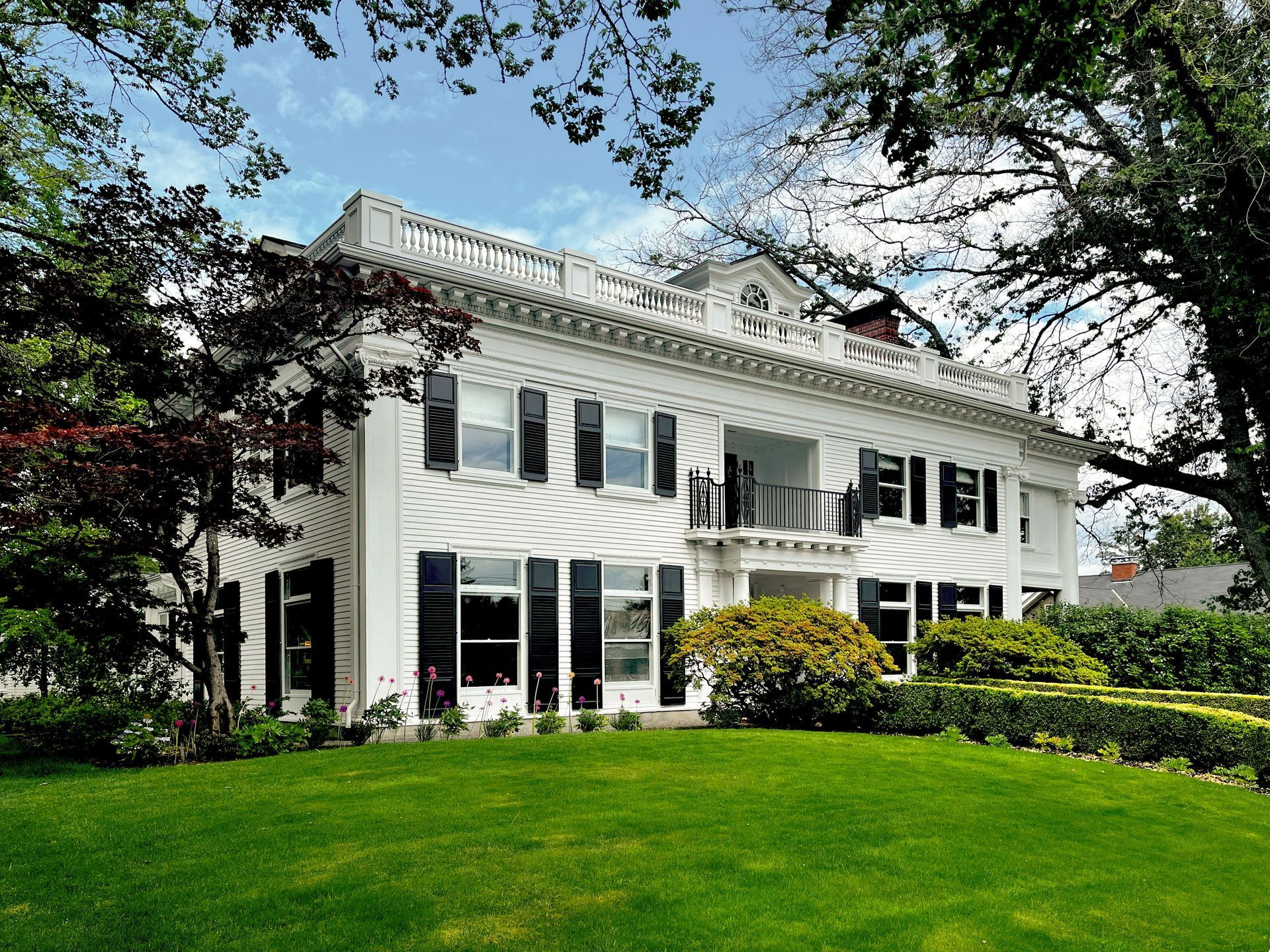 The 1913 Nichols House is individually listed on the National Register of Historic Places. Arciform restored the exterior as part of a whole house remodel project. 