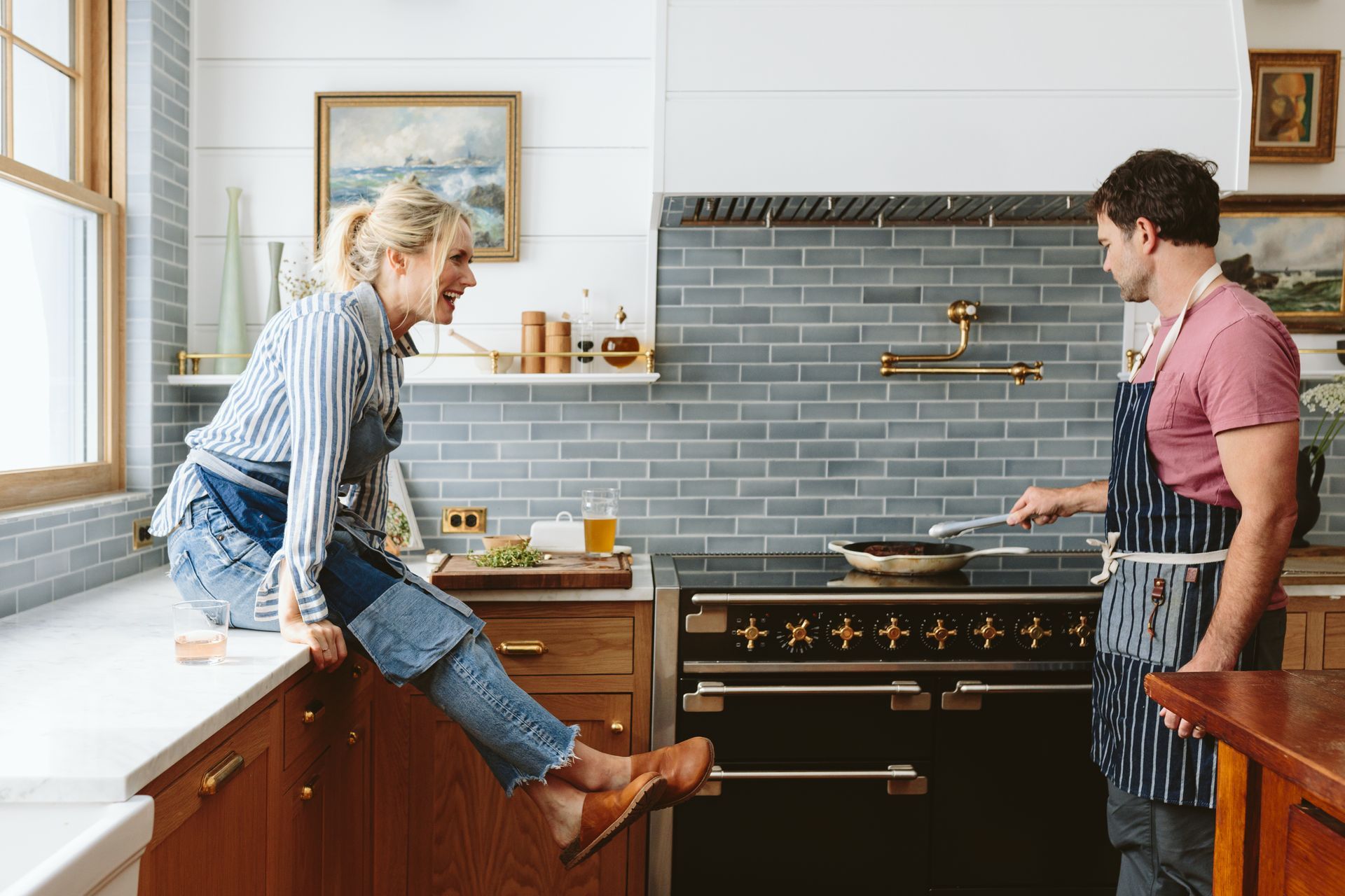 A black stove top is sitting on a granite counter top.