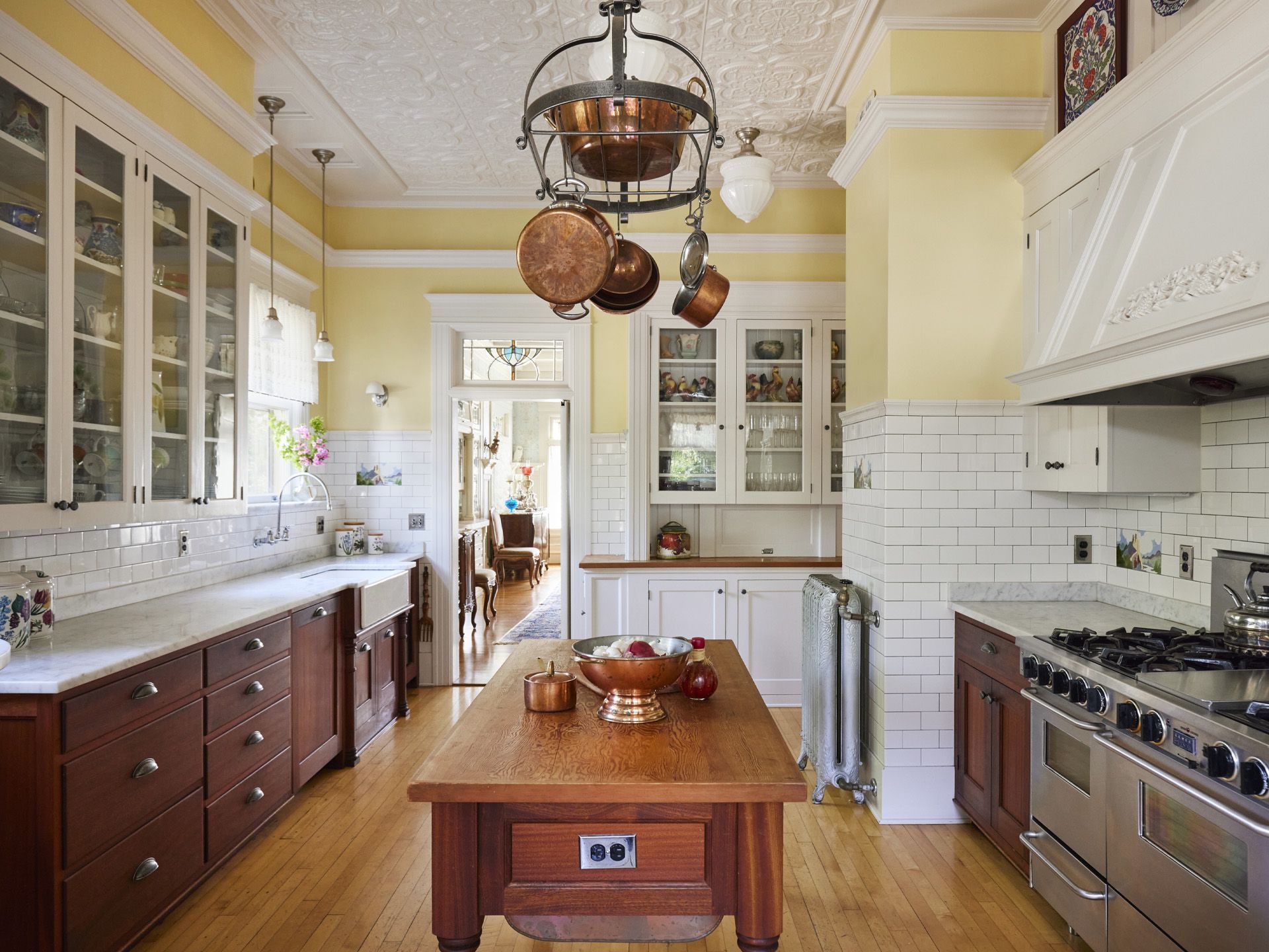 For this 1913 Alameda landmark home, Arciform created a new kitchen that paid homage to the home's original grandeur. 