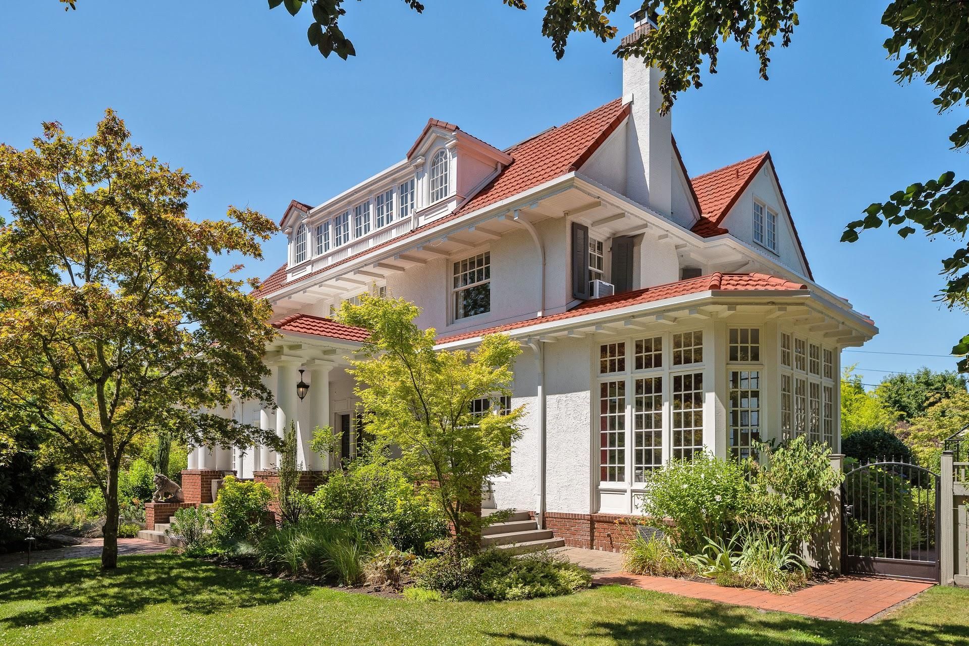 1916 Irvington Colonial Revival exterior