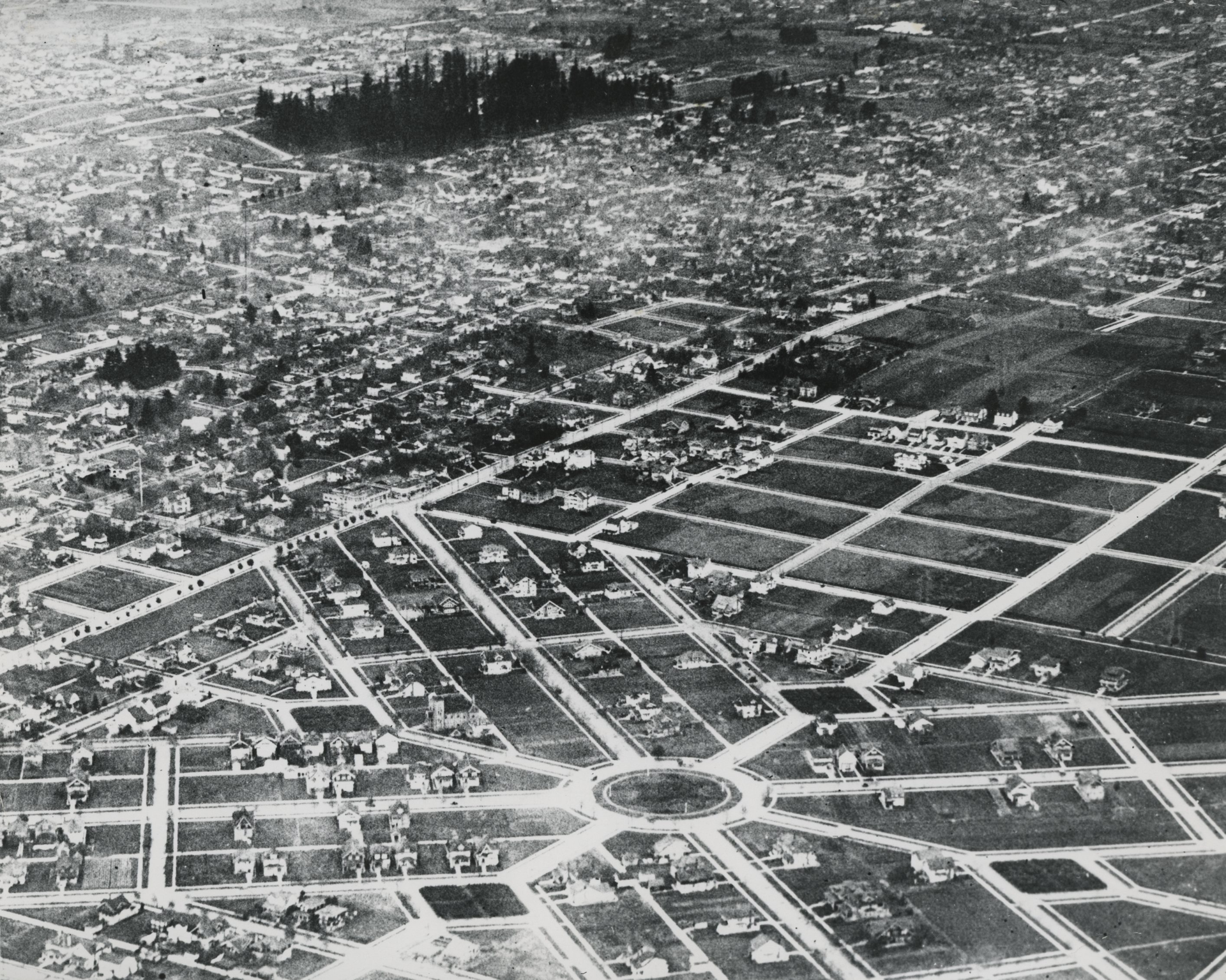 An early arial view of Ladd's Addition shows the distinctive street layout fully in place from the beginning. In the upper center is Laurelhurst Park and the contemporary Laurelhurst neighborhood.