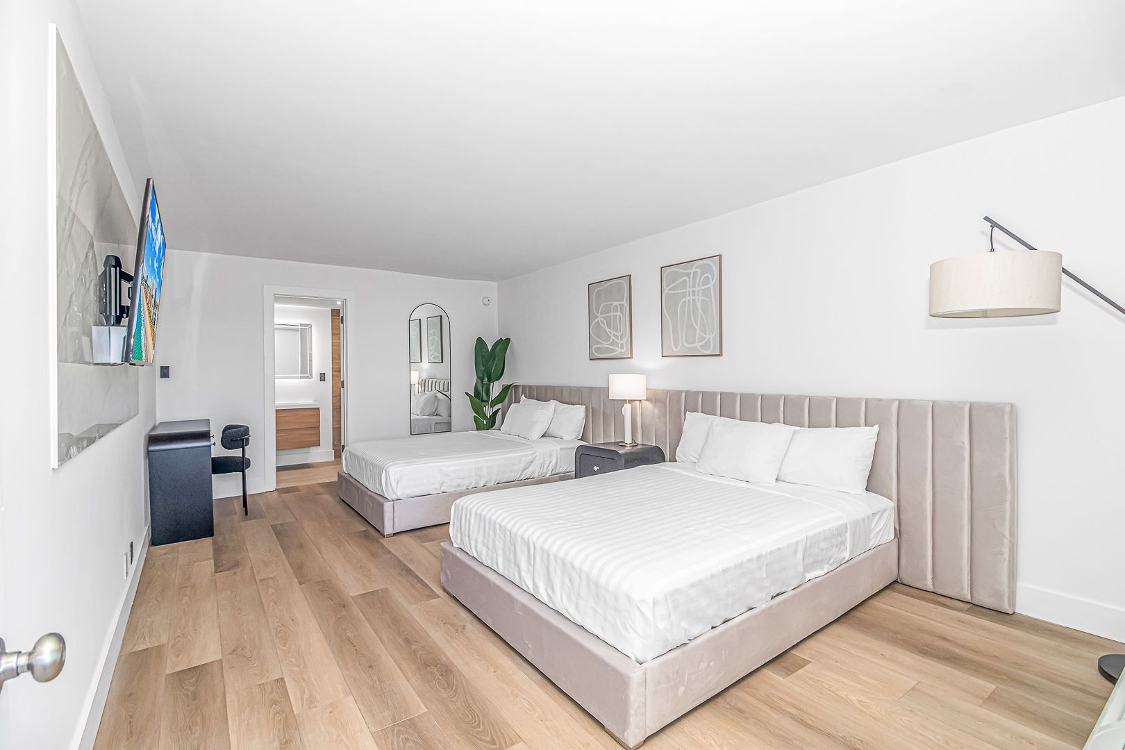 5th and Ocean Motel Queen Suite
