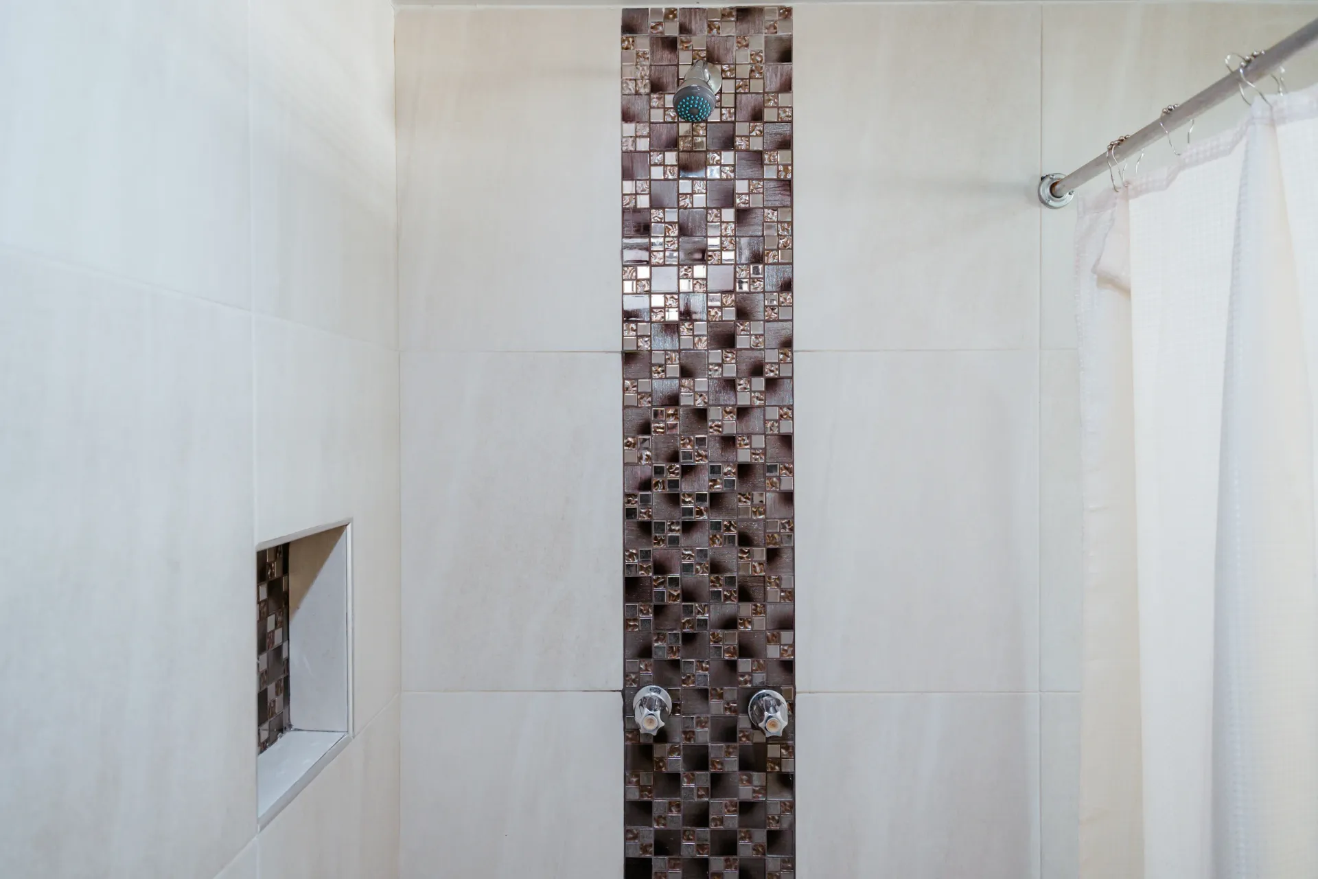 Un baño del hotel Siesta Real Mexicana con ducha y pared de azulejos.