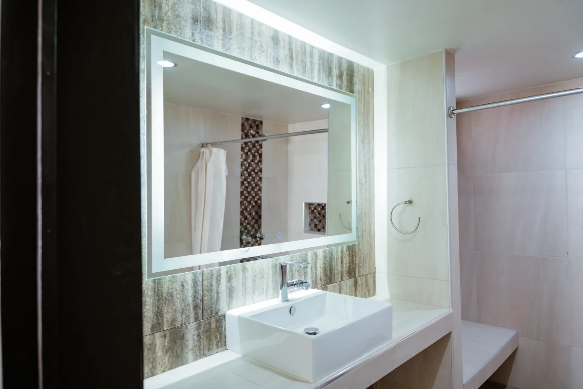 Un baño con lavabo, espejo y ducha del hotel Siesta Real Mexicana.
