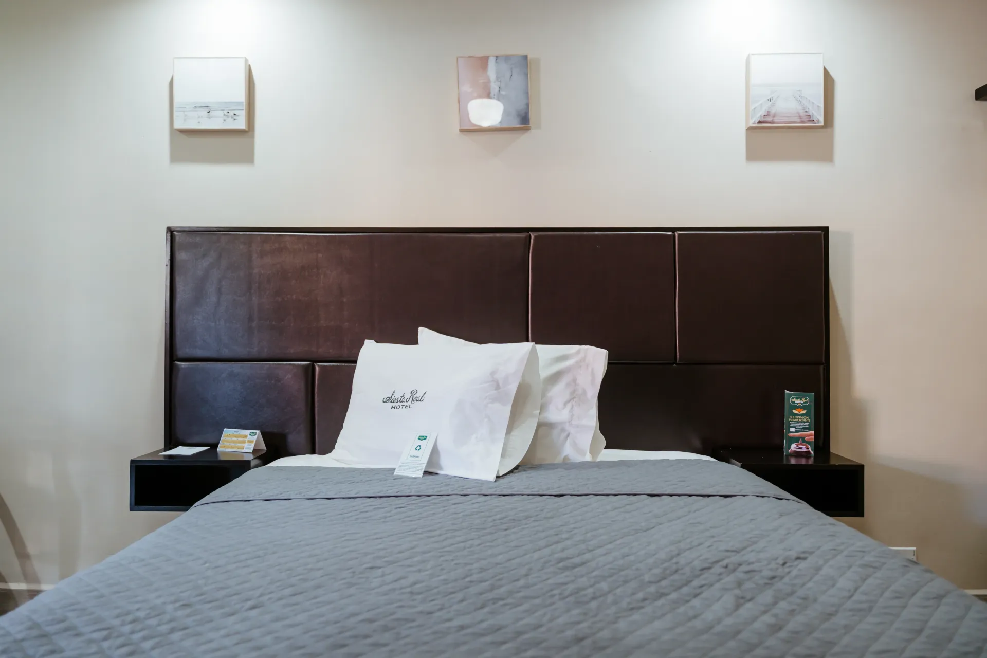 Una habitación de hotel con una cama y un cabecero