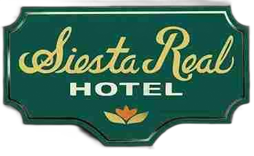 Un cartel verde que dice Siesta Real Hotel.