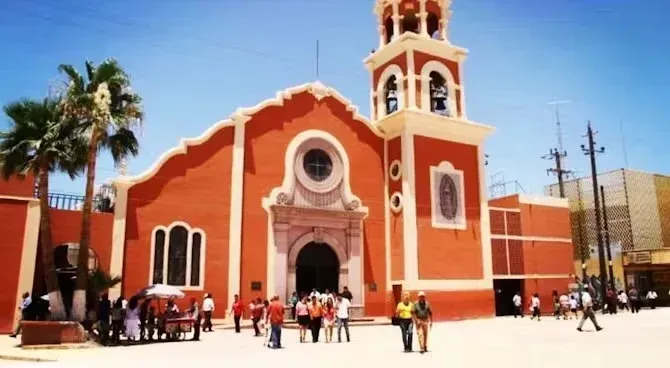Un grupo de personas está de pie frente a una iglesia.