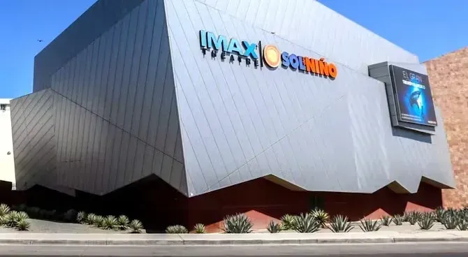 Un gran edificio con la palabra acuario en él.