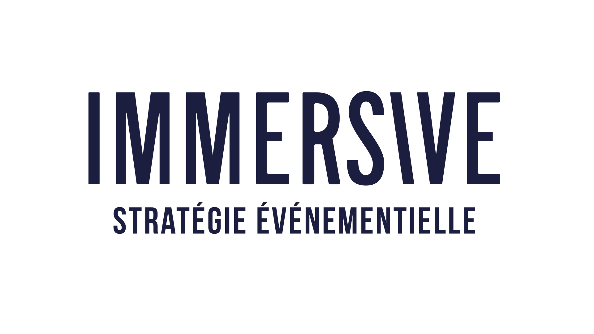 Logo pour « IMMER\SIVE » en bleu foncé avec « STRATEGIE ÉVÉNEMENTIELLE » en dessous en plus petits caractères bleu foncé.