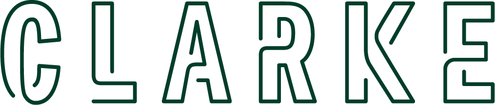Logo « CLARKE » en caractères bleu sarcelle clair, avec contour.